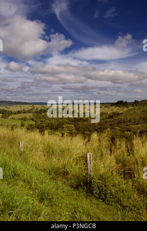 Météo vieux poteau de clôture sur une ferme laitière avec les collines en arrière-plan sur le plateau d'Atherton près de Cairns Queensland Australie Banque D'Images