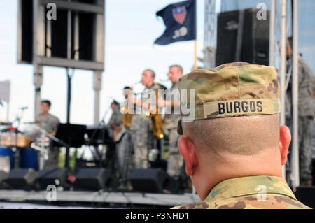 Le brig. Le général José Burgos, commandant général adjoint de l'armée américaine de la Réserve 99e Commandement du soutien régional basé à Joint Base McGuire Dix-Lakehurst, New Jersey, montres le 319e Groupe de l'armée le 15 juillet dans le cadre de la série de concerts d JBMDL. Banque D'Images