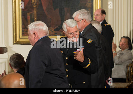 Vous pourrez rencontrer lors d'une cérémonie de remise de la médaille d'honneur de l'Armée américaine à la retraite pour le lieutenant-colonel Charles Bouilloires à la Maison Blanche, à Washington, D.C., le 18 juillet 2016. Bouilloires a reçu la médaille d'honneur pour ses actions tout en agissant comme un commandant de vol assigné à la 176e compagnie d'aviation (Airmobile) (Lumière), 14e bataillon de l'aviation de combat, la division de Royal Caribbean. Then-Maj. Bouilloires se distingue dans les opérations de combat près de Duc Pho, République du Vietnam, le 15 mai 1967. Il a dirigé un peloton de UH-1D'hélicoptères pour fournir un appui à la 1re Brigade, 101e Division aéroportée, lors d'une embuscade par un bataillon-si Banque D'Images