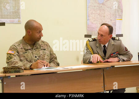 Le lieutenant-colonel Johnny A. Evans Jr., commandant du 3e Bataillon, 69e régiment de blindés, répond aux questions du lieutenant-colonel Alain Moulia, attaché à la défense de l'Ambassade de France en Lituanie, dans le Grand Hetman Jonusas lituanienne Radvila régiment en formation Rukla, la Lituanie, le 16 juillet 2016. Les soldats du 3e bataillon sont la formation avec leurs alliés baltes à l'appui de l'opération Atlantic, l'effort principal américain menée en Europe de l'est pour démontrer l'engagement des États-Unis à la sécurité collective de l'OTAN et son dévouement à la paix durable et la stabilité dans la région. Banque D'Images