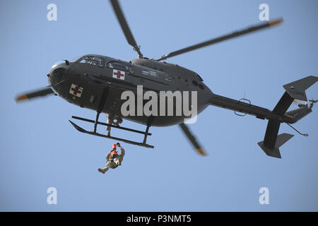 Un Nebraska Army National Guard hélicoptère UH-72 Lakota, attaché à la Compagnie D'Aviation 1-376ème Bataillon, piloté par le 1er lieutenant Jacob Lee, sauve un patient simulé au cours de l'exercice d'entraînement de la Garde nationale PATRIOT North 2016 à Volk Field Air National Guard Base, Wisc., 18 juillet 2016. PATRIOT est un exercice annuel tenu à Volk Field pour tester les capacités de la Garde nationale et établir des relations de travail avec les premiers intervenants et les organismes gouvernementaux. (U.S. Photo de la Garde nationale aérienne capitaine principal Sgt. David H. Lipp) Banque D'Images