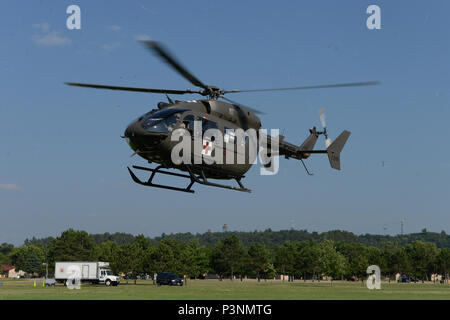 Un Nebraska Army National Guard UH-72 Lakota Hélicoptère de la Compagnie D'Aviation 1-376ème Bataillon, piloté par le 1er lieutenant Jacob Lee et l'Adjudant-chef 2, transporte un sauvetage simulé au patient exercice d'entraînement de la Garde nationale PATRIOT North 2016 à Volk Field Air National Guard Base, Wisc. 18 juillet, 2016. PATRIOT est un exercice annuel tenu à Volk Field pour tester les capacités de la Garde nationale et établir des relations de travail avec les premiers intervenants et les organismes gouvernementaux. (U.S. Photo de la Garde nationale aérienne capitaine principal Sgt. David H. Lipp) Banque D'Images