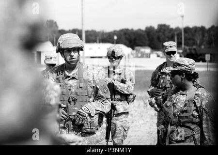 Le Colonel Robert Cooley, commandant adjoint du Commandement du soutien de la 85e rencontre des soldats, affecté à la 314e compagnie de produits chimiques, Decatur, Géorgie, à l'avant de la base d'exploitation (formation) La liberté, Fort McCoy, Wisconsin, le 11 juillet 2016. (U.S. Photo de l'armée de M. Anthony L. Taylor/libérés) Banque D'Images