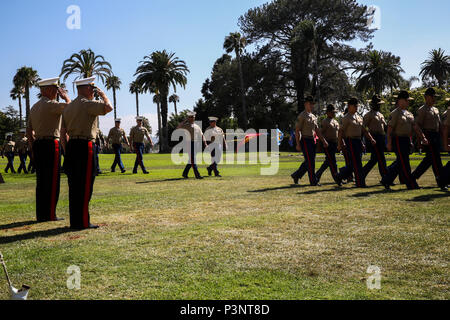 Le Brigadier-général William M. Jurney (droit)nouveau commandant général du Marine Corps Recruter Depot de San Diego et le recrutement de l'Ouest, région salue avec le brigadier. Le général James W. Bierman, général commandant sortant de MCRD San Diego et le Conseil, au cours d'une cérémonie de passation de commandement à MCRD San Diego, Californie, le 15 juillet. La cérémonie a été représentant le transfert de la commande de Brig. Gen. Bierman à Brigue. Gen. Jurney. Banque D'Images