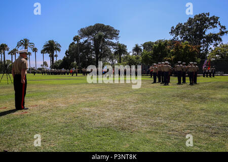 Le Brigadier-général William M. Jurney, nouveau commandant général du Marine Corps Recruter Depot de San Diego et le recrutement de l'Ouest, la région reçoit les honneurs de sa nouvelle commande à MCRD San Diego, le 15 juillet. La cérémonie a été représentant le transfert de la commande de Brig. Gen. Bierman à Brigue. Gen. Jurney. - Au Marine Corps Recruter Depot San Diego. Banque D'Images