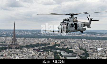 Une armée de l'air hélicoptère EC-725 Caracal de l'Escadron Pyrénées 1/67 vole dans un exercice de ravitaillement le 11 juillet 2016, au-dessus de Paris, France. L'exercice était en préparation pour la fête nationale de la France, le jour de la Bastille, qui commémore le début de la Révolution française avec la prise de la Bastille le 14 juillet 1789. (U.S. Air Force photo de Tenley Navigant de première classe de long) Banque D'Images