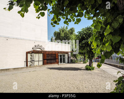 L'entrée de la Kazerne Dossin Museum and Memorial en commémoration de l'holocauste, conçu par Bob Van Reeth, à Malines, Belgique Banque D'Images