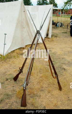 À l'époque de la guerre civile américaine rifles se tenir appuyé contre l'un l'autre le 23 juillet 2016, au cours de Fort D.A. Jours Russell, le rapport annuel F.E. Warren Air Force Base, Wyo., open house. Interaction avec les visiteurs de reconstitution historique qui a expliqué les outils et le mode de vie des soldats et des civils dans la période de temps. (U.S. Photo de l'Armée de l'air par la Haute Airman Jason Wiese) Banque D'Images