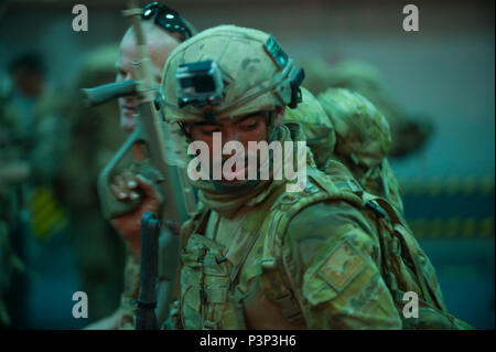 160722-N-LD343-015 OCÉAN PACIFIQUE (22 juillet 2016) - Les soldats australiens se rassemblent dans la zone de l'assaut amphibie USS America (LHA 6) après le retour de la formation au sol sur l'île d'Hawaii. Plus de 300 américains, australiens, indonésiens, malaisiens et coréen des marines et soldats embarqués. L'Amérique est en cours d'exercices maritimes avec les pays partenaires pour le Rim of the Pacific 2016. Vingt-six nations, plus de 40 navires et sous-marins, plus de 200 avions et 25 000 personnes participent à l'EXERCICE RIMPAC du 30 juin au 4 août, dans et autour des îles Hawaï et du Sud Banque D'Images