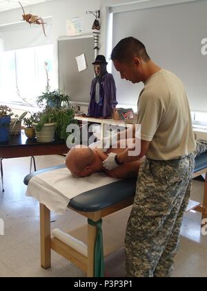 Le major Joseph Flores, un thérapeute physique avec la Compagnie A, 48e Hôpital de soutien au combat à Fort Story, Va., effectue une aiguille sèche technique thérapie sur un patient au cours d'une plus grande Chenango Cares, le 23 juillet 2016. Plus de Chenango Cares est un des événements de formation préparatoire à l'innovatrice qui fournit la formation du monde réel dans un environnement mixte civil-military de classe mondiale, tout en fournissant des soins médicaux à la population du comté de Chenango, État de New York, à partir du 15 au 24 juillet. Banque D'Images