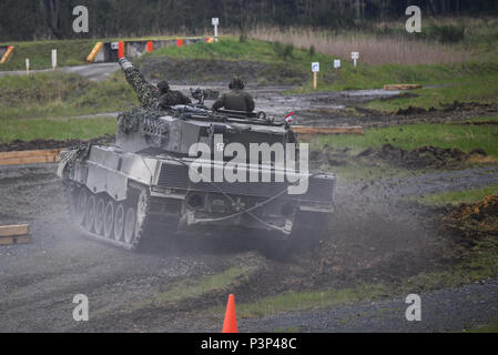 Un Autrichien Leopard 2A4 réservoir, appartenant au peloton Bundesheer, manoeuvres à travers les obstacles et le terrain dans le cadre de la précision de conduite lane, au cours de l'Europe forte Défi du réservoir (CEEC), à la 7ème commande d'entraînement de l'armée, zone d'entraînement Grafenwoehr Grafenwoehr, Allemagne, le 8 mai 2017. La Commission nationale de l'économie est organisée conjointement par l'Europe de l'armée américaine et l'armée allemande, 12 mai 2017. Le concours est conçu pour projeter une présence dynamique, favoriser le partenariat militaire, de promouvoir l'interopérabilité, et fournit un environnement de partage de tactiques, techniques et procédures, les pelotons de six pays de l'OTAN et les pays partenaires Banque D'Images