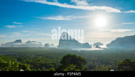 Vue panoramique sur mer et montagne dans matin heure d'or time,Nature,scène Khao Chee Nang Samed,vue,Thaïlande Phang Nga Banque D'Images