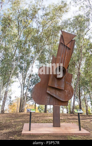 Réplique de 20 mètres guitare Picasso sculpture par Peter Hooper en acier Corten sur l'affichage en Tamworth NSW Australie. Banque D'Images