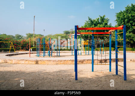 Parc de jeux pour enfants colorés à Udaipur, Inde Banque D'Images