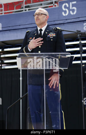 L'Adjudant-chef du Commandement 5 Michael R. Jewett, nouvellement nommé, Adjudant-chef du Commandement de la Garde nationale du District de Columbia, donne la parole durant une cérémonie de changement de responsabilité le 7 mai 2017, Washington, D.C. Jewett occupait auparavant le poste de l'agent de normalisation de l'Aviation 7e et a été le G-3 l'Adjudant principal avec l'armée à la Garde nationale Bureau de la Garde nationale. Banque D'Images