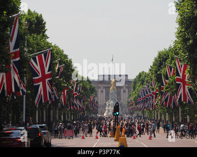 Londres, UK - CIRCA Juin 2018 : Union Jack les drapeaux sur le Mall pour la célébration de l'anniversaire de la Reine à Buckingham Palace dans l'arrière-plan Banque D'Images