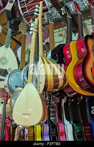 ISTANBUL, TURQUIE - 25 MAI : guitares et autres instruments de musique à vendre dans le Grand Bazar à Istanbul Turquie le 25 mai, 2018 Banque D'Images