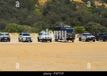 Fraser Island, Queensland, Australie - janvier 27, 2018 : véhicules 4x4 à une plage populaire sur Fraser Island, la plus grande île de sable du monde. Banque D'Images