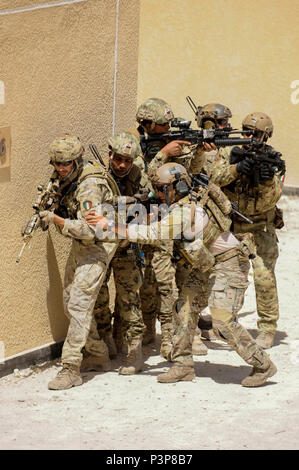 Jordanie (8 mai 2017) Les membres de l'US Air Force l'opération spéciale 23 Special Tactics Squadron, Forces armées jordaniennes de travail spécial, et d'opérations spéciales, de l'Escadre italienne participant à petite unité tactique, préparer pour effacer un bâtiment dans le foret avec le Roi Abdullah II Centre de formation d'opérations spéciales, dans le cadre de l'exercice lion avide. Lion avide est un exercice annuel le Commandement central américain en Jordanie visant à renforcer les relations militaires entre les Etats-Unis, la Jordanie et d'autres partenaires internationaux. La nouvelle édition comprend environ 7 200 membres du personnel militaire Banque D'Images