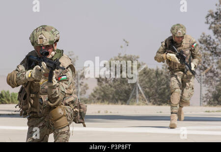 AMMAN, JORDANIE (7 mai 2017) Les membres de la sécurité des opérations spéciales d'atterrissage d'un au cours d'un exercice rapide à la corde à Amman, Jordanie pendant 2017 lion avide. Lion avide est un exercice annuel le Commandement central américain en Jordanie visant à renforcer les relations militaires entre les Etats-Unis, la Jordanie et d'autres partenaires internationaux. La nouvelle édition se compose d'environ 7 200 militaires provenant de plus de 20 nations qui permettra de répondre aux scénarios impliquant la sécurité des frontières, de commandement et de contrôle, de la cyberdéfense et de la gestion de l'espace de combat. Banque D'Images