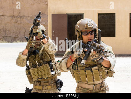 AMMAN, JORDANIE (8 mai 2017) Membre de l'Armée de l'Air Opération spéciale's 23rd Special Tactics Squad et des forces spéciales italiennes participer à petite unité tactique au Roi Abdullah II Centre de formation d'opérations spéciales à Amman, Jordanie pendant 2017 lion avide. Lion avide est un exercice annuel le Commandement central américain en Jordanie visant à renforcer les relations militaires entre les Etats-Unis, la Jordanie et d'autres partenaires internationaux. La nouvelle édition se compose d'environ 7 200 militaires provenant de plus de 20 nations qui permettra de répondre aux scénarios impliquant la sécurité aux frontières, comm Banque D'Images