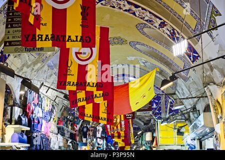 ISTANBUL, TURQUIE - 25 MAI : Voir des drapeaux dans le Grand Bazar à Istanbul Turquie le 25 mai, 2018 Banque D'Images