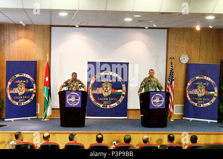 Le major-général William B. Hickman, général commandant adjoint des opérations de l'Armée de l'Armée 3e /Commandement Central et Brigue. Le général Khaled Al-Shar'ah, directeur de la direction de l'Jordan-Arab Joint-Training les Forces armées de répondre aux questions lors d'une conférence de presse au sujet de l'exercice lion avide 17 au commandement des opérations spéciales jordanienne, à l'extérieur d'Amman, en Jordanie, le 7 mai 2017. Lion avide est un exercice annuel le Commandement central américain en Jordanie visant à renforcer les relations militaires entre les Etats-Unis, la Jordanie et d'autres partenaires internationaux. La nouvelle édition est composé de plus de 7 000 Banque D'Images