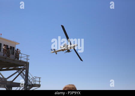 Un hélicoptère Cobra AH-1W vole au-dessus de l'auditoire au cours de la course au canon de l'hélicoptère lors d'un événement Journée Jane Wayne sur Camp Pendleton, en Californie, le 16 juillet 2016. Le Jane Wayne jours donne aux marins et à leurs familles la chance de bond tout en se familiarisant avec ce que les Marines de l'expérience à travers des événements et des exercices de tir réel. (U.S. Marine Corps photo par Lance Cpl. Shellie Hall) Banque D'Images