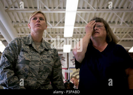 Les cadres supérieurs de l'US Air Force Airman Jennifer Heller, gauche, aide Karen Brown avec les phases initiales d'un examen d'oeil pendant la Cortland sain 2016 Formation Préparation novatrices (IRT) mission à l'école intermédiaire Homer, Homer, N.Y., 20 juillet 2016. L'IRT aucune charge de soins médicaux, dentaires et vétérinaires, l'optométrie, soins aux résidents du comté de Chenango, N.Y. Heller est affecté au Nouveau Jersey Air National Guard's 177e groupe médical. (U.S. Air National Guard photo de Tech. Le Sgt. Matt Hecht/libérés) Banque D'Images