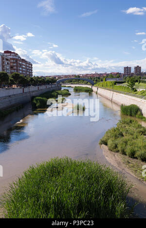 Madrid, Espagne : Vue de la rivière Manzanares séparant les districts de Carabanchel et Arganzuela. Banque D'Images