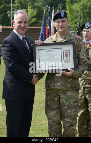 ANSBACH, Allemagne (21 juillet 2016) - Michael D. Formica, directeur de la gestion de l'installation - commande l'Europe, merci le Colonel Christopher M. Benson, commandant sortant de la garnison de l'armée américaine, Ansbach pour Benson's service et rendement. La retraite de Benson a suivi la cérémonie de changement de commandement USAG Ansbach lundi à Barton Barracks ici. Banque D'Images