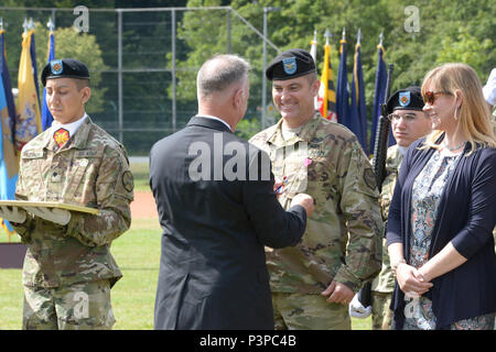 ANSBACH, Allemagne (21 juillet 2016) - Michael D. Formica, directeur de la gestion de l'installation - commande l'Europe, merci le Colonel Christopher M. Benson, commandant sortant de la garnison de l'armée américaine, Ansbach pour Benson's service et rendement. La retraite de Benson a suivi la cérémonie de changement de commandement USAG Ansbach lundi à Barton Barracks ici. Banque D'Images