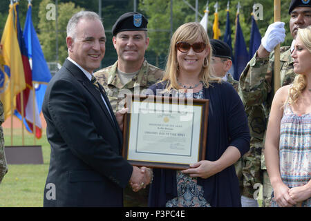 ANSBACH, Allemagne (21 juillet 2016) - Michael D. Formica, directeur de la gestion de l'installation - commande l'Europe, grâce Kelly Benson, épouse de garnison de l'armée américaine sortant le colonel commandant Ansbach Christopher M. Benson, lors de la cérémonie de passation de commandement du lundi au Barton Barracks ici.. Banque D'Images