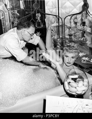 Titre original : nés d'hier. Titre en anglais : nés d'hier. Film Réalisateur : GEORGE CUKOR. Année : 1950. Stars : JUDY HOLLIDAY. Credit : Columbia Pictures / Album Banque D'Images