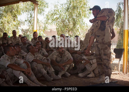 Un Service de lutte contre le terrorisme irakien enseignant explique l'importance de l'apprentissage de la bonne technique pour transporter un soldat blessé aux TIC recrute sélection à un centre de formation près de Bagdad, l'Iraq, le 13 juillet 2016. La sélection est bien sûr la première étape que les recrues doivent remplir pour devenir un exploitant les TIC. La mission de renforcer les capacités des partenaires fait partie intégrante de la Force opérationnelle interarmées - Fonctionnement du résoudre inhérent effort multinational pour vaincre militairement Da'esh en Iraq et en Syrie. (U.S. Photo de l'armée par le sergent. Sergio Rangel/libérés) Banque D'Images