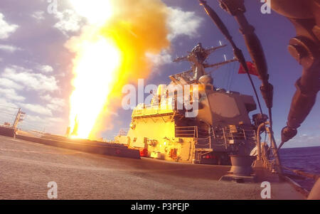 Océan Pacifique (16 juillet 2016) La classe Arleigh Burke destroyer lance-missiles USS Howard (DDG 83) tire un missile standard 2 (SM2) au cours de l'2016. Howard est actuellement en cours participant au bord du Pacifique en 2016. Vingt-six nations plus de 40 navires et sous-marins, plus de 200 avions et 25 000 personnes participent à l'EXERCICE RIMPAC du 30 juin au 4 août, dans et autour des îles Hawaï et la Californie du Sud. Le plus grand exercice maritime international RIMPAC, offre une formation unique qui aide les participants à favoriser et soutenir la coopérati Banque D'Images