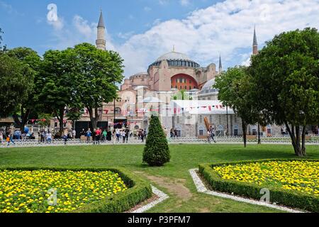 ISTANBUL, TURQUIE - le 26 mai : Vue extérieure du musée Sainte-Sophie à Istanbul Turquie le 26 mai 2018. Des personnes non identifiées Banque D'Images