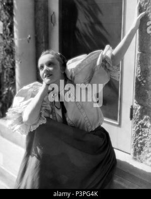 Titre original : Cantique des cantiques. Titre en anglais : Cantique des cantiques. ROUBEN MAMOULIAN Réalisateur :. Année : 1933. Stars : Marlene Dietrich. Credit : PARAMOUNT PICTURES / Album Banque D'Images