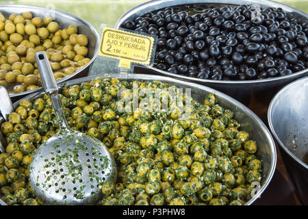 De style espagnol, olives vertes et noires dénoyautées marinés dans l'huile avec l'ail et le persil. Une cuisine méditerranéenne. Saine alimentation hors-Tapas. Société locale Banque D'Images