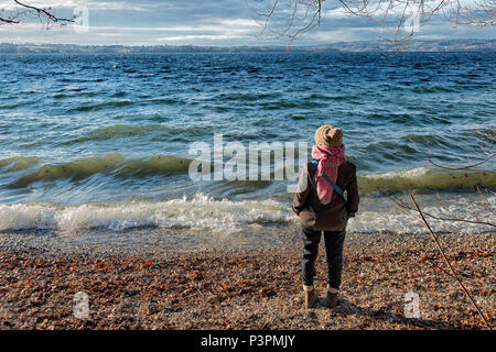 Femme debout sur le lac Starnberg Allemagne Bavière orageux Banque D'Images