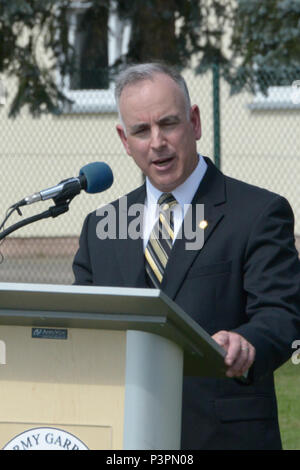 ANSBACH, Allemagne (21 juillet 2016) - Michael D. Formica, directeur de l'installation des commandes de gestion - l'Europe, parle à Barton Barracks ici lundi au cours de la garnison de l'armée américaine Ansbach cérémonie de passation de commandement. Le colonel Christopher M. Benson a cédé le commandement de la garnison, et le colonel Benjamin C. Jones a pris le commandement. Banque D'Images