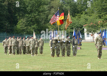 ANSBACH, Allemagne (21 juillet 2016) - à la garnison de l'armée américaine Ansbach cérémonie de passation de commandement, le colonel Benjamin C. Jones, droite, commandant de garnison entrant, est à la tête de la formation de l'escorte au drapeau lundi à Barton Barracks ici. Banque D'Images