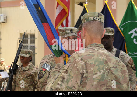 Le major-général Gordon 'Sauter' B. Davis, Jr. accepte le Combined Security Transition Command - Afghanistan Sgt. Commande de couleurs Le major Michael Clemens pendant le changement de commandement au camp cérémonie Appui résolu ici le 14 juillet. Davis se tourna sur commande au Major général Richard G. Kaiser et est la position d'assumer un poste de commandement européen des États-Unis. Banque D'Images