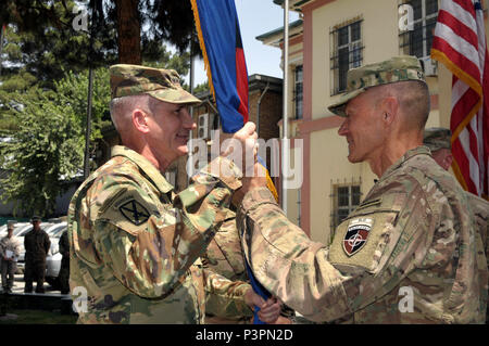 Le major-général Gordon 'Sauter' B. Davis, Jr. présente le Combined Security Transition Command - Afghanistan les couleurs pour le général John W. Nicholson, commandant de l'appui résolu au cours du changement de commandement au camp cérémonie Appui résolu ici le 14 juillet. Davis se tourna sur commande au Major général Richard G. Kaiser et est la position d'assumer un poste de commandement européen des États-Unis. Banque D'Images