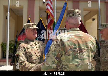 Le major-général Richard G. Kaiser accepte le Combined Security Transition Command - Afghanistan les couleurs dans le général John W. Nicholson, commandant de l'appui résolu, lors du changement de commandement au camp cérémonie Appui résolu ici le 14 juillet. Kaiser a pris le commandement du major-général Gordon 'Sauter' B. Davis, Jr. qui est dans l'hypothèse d'un poster avec le U.S. European Command. Banque D'Images