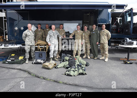 Colorado Air National Guard 140e Escadre des dirigeants et membres du vol d'explosifs et de munitions, posent pour une photo lors de la formation le 7 mai 2017. Deux jours plus tard, sept membres de l'équipe a répondu à un grave accident de voiture à l'extérieur de la Buckley Air Force Base, Colorado, le périmètre à fournir des soins d'urgence à une personne inconsciente et réalisé pour faciliter l'accès du trafic pour Aurora Fire et des services ambulatoires. Banque D'Images