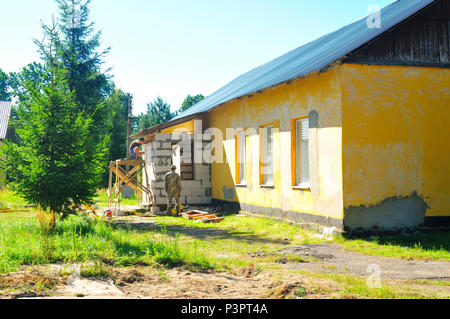 L'viv, Ukraine--soldats ukrainiens travaillent sur l'entrée de la nouvelle gamme bâtiment des opérations. Group-Ukraine multinational interarmées est axée sur le développement de l'IPSC en une période d'instruction au combat par la mise en œuvre, l'élaboration ou l'amélioration de capacités telles que l'infrastructure, l'équipement, de cadets, de la doctrine et les procédures normales d'exploitation. (Photo de l'armée par le Capitaine Scott Kuhn) Banque D'Images