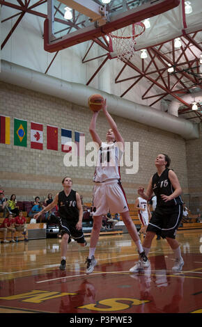 Pays membre de l'International du Sport Militaire (CISM) Conseil sont réunis pour participer à l'Organisation mondiale des femmes militaires à la page Tournoi de basket-ball Field House de Camp Pendleton, en Californie, le 26 juillet 2016. Abby Edmison capitaine de l'équipe canadienne va dans pour un layup. (U.S. Marine Corps photo par Lance Cpl. Micha R. Pierce/libérés) Banque D'Images