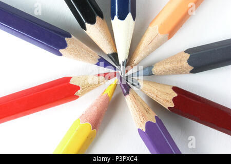 Close up.crayons de couleur empilés dans un cercle sur une white Banque D'Images