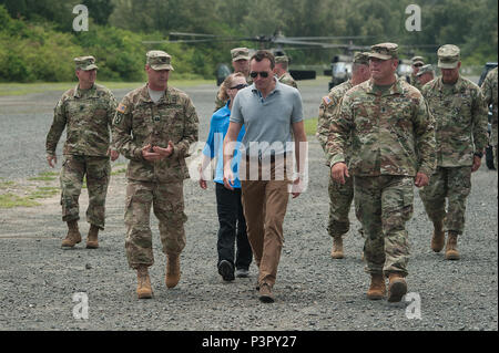 Secrétaire de l'Armée de l'armée américaine visites Eric attisant les soldats du Pacifique de la 25e Division d'infanterie au cours de l'Initiative du Pacifique sans pilote habités - 26 juillet, 2016, à la formation du Corps des Marines, soufflets, Hawaii. PACMAN-I a été l'occasion pour les soldats, en partenariat avec les organismes et institutions telles que la manoeuvre Centre d'excellence et l'US Army Tank Automotive Research Centre de développement et d'ingénierie, à l'essai une nouvelle technologie sur le terrain au cours d'exercices pratiques. (U.S. Photo de l'Armée de l'air par le sergent. Christopher Hubenthal) Banque D'Images